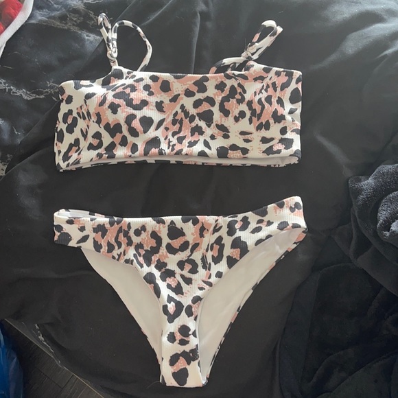 Bikini - Picture 1 of 1